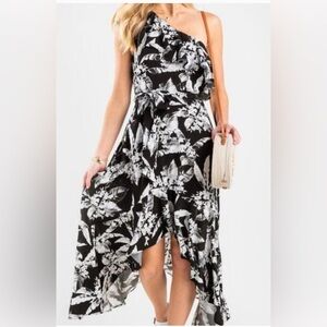 Francesca’s high-low silhouette maxi dress